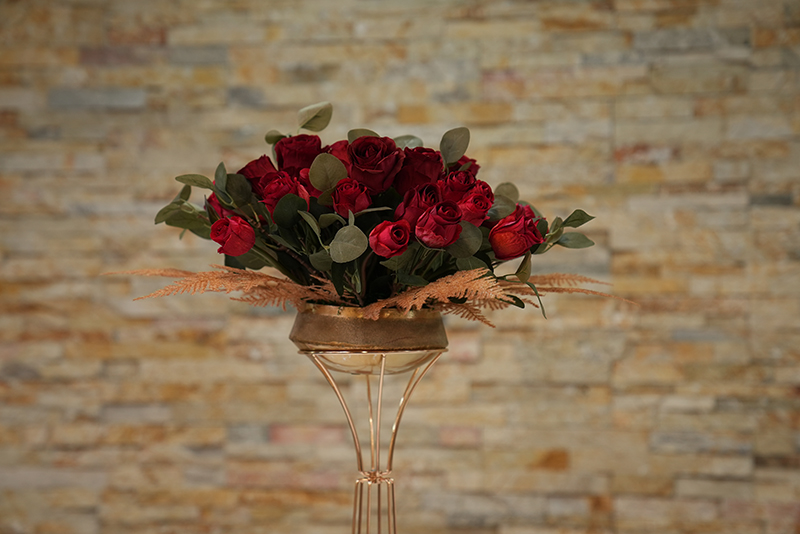 phenix-hochzeit-blumendeko-rot-rosen-kelch-web